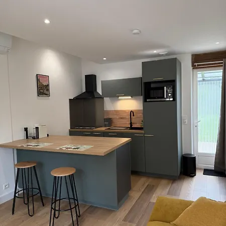 Les De La Joubertie * Salon