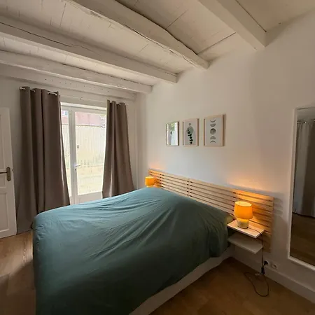 Les De La Joubertie Salon