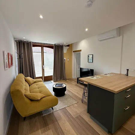 Les De La Joubertie * Salon