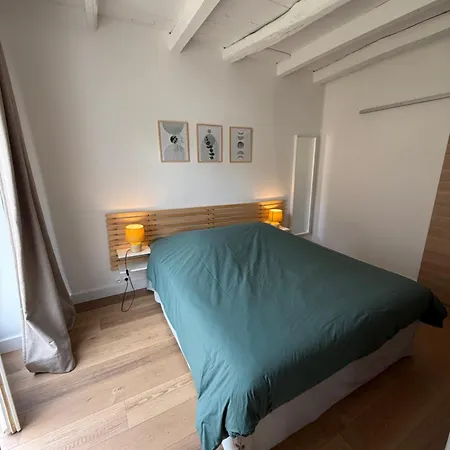 Les De La Joubertie Salon