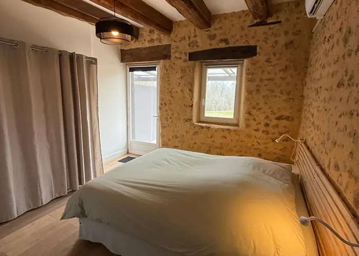 Les De La Joubertie Salon