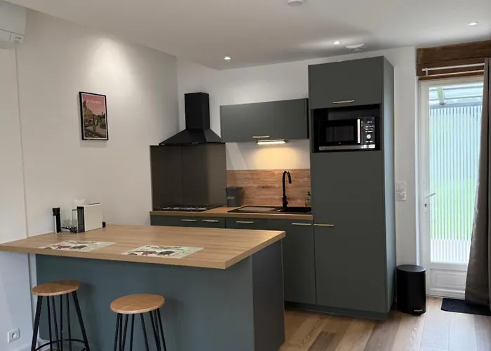 Les De La Joubertie * Salon