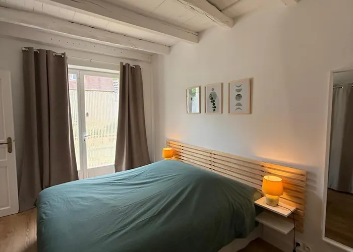 Les De La Joubertie Salon