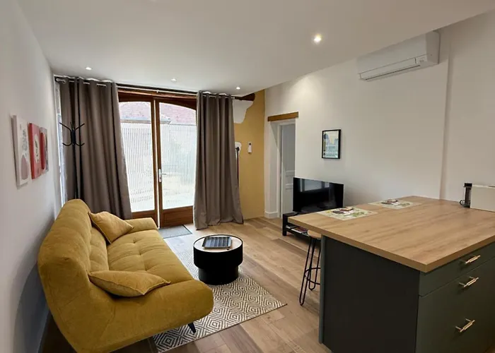 Les De La Joubertie * Salon