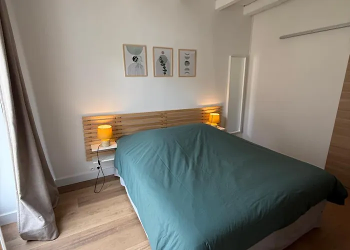 Les De La Joubertie Salon